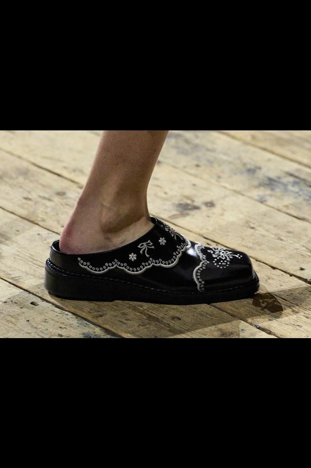 مجموعة سيمون روشا لموسم خريف 2026 مزيجاً بين الرومانسية والعملية