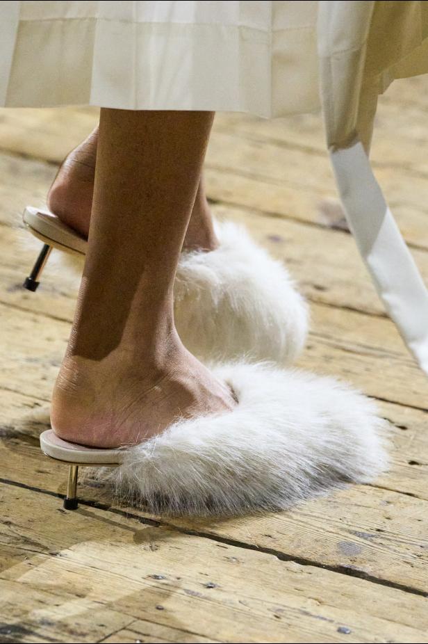 مجموعة سيمون روشا لموسم خريف 2026 مزيجاً بين الرومانسية والعملية