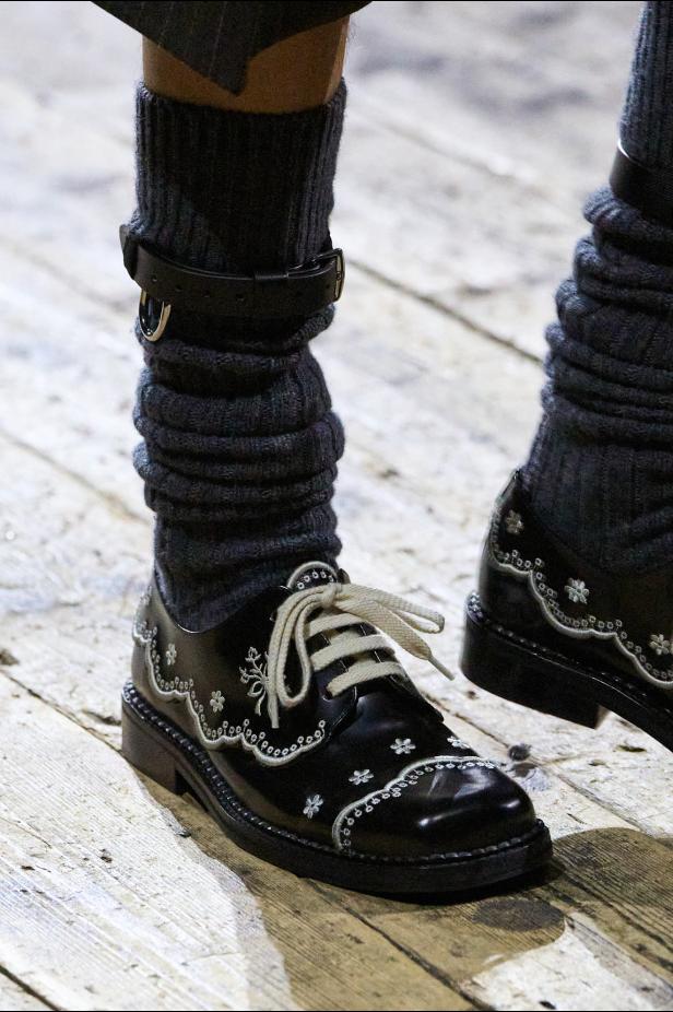 مجموعة سيمون روشا لموسم خريف 2026 مزيجاً بين الرومانسية والعملية