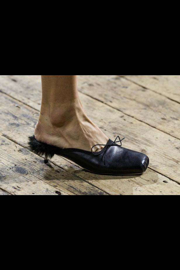 مجموعة سيمون روشا لموسم خريف 2026 مزيجاً بين الرومانسية والعملية