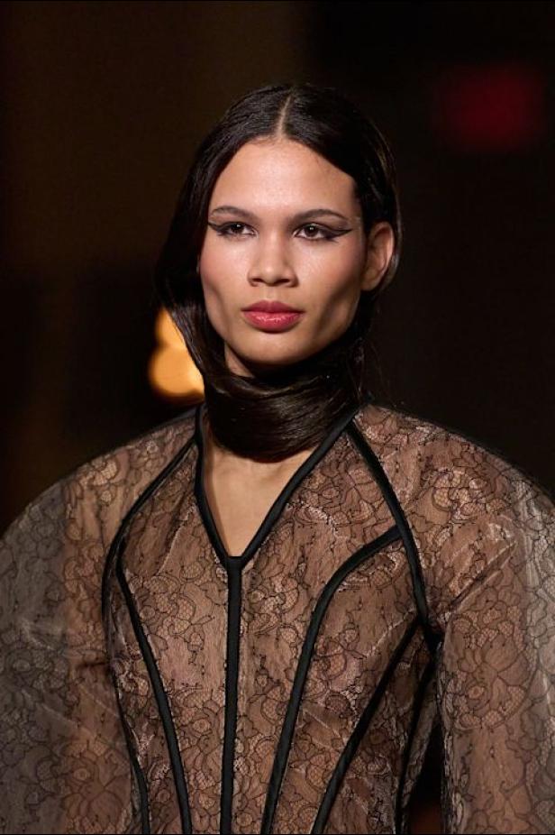 مجموعة لافتة لـChristian Siriano لخريف وشتاء 2026