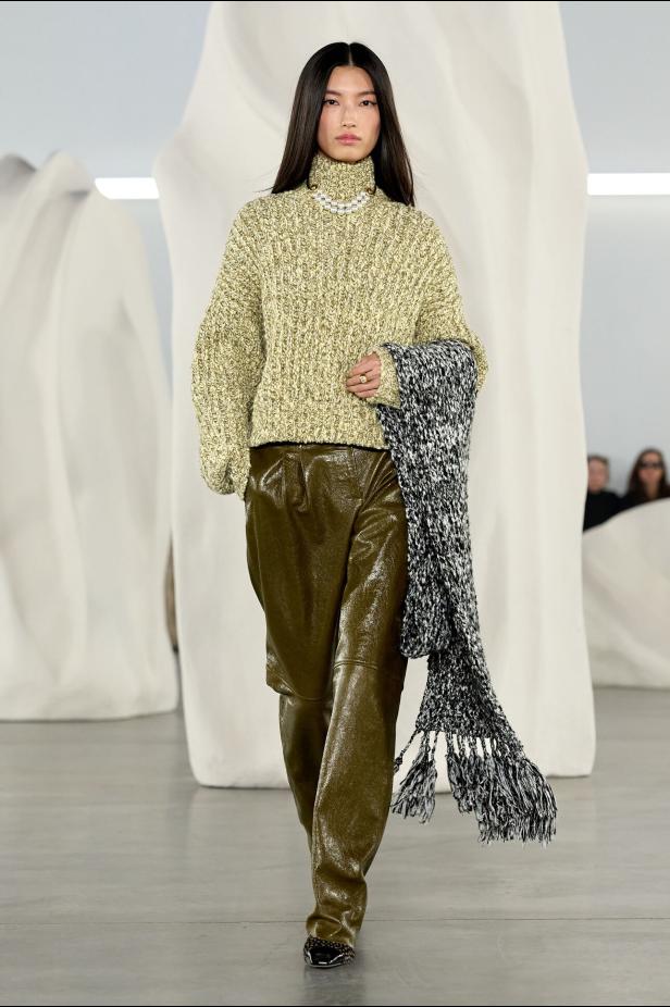 عرض أزياء مجموعة Ulla Johnson لخريف وشتاء 2027