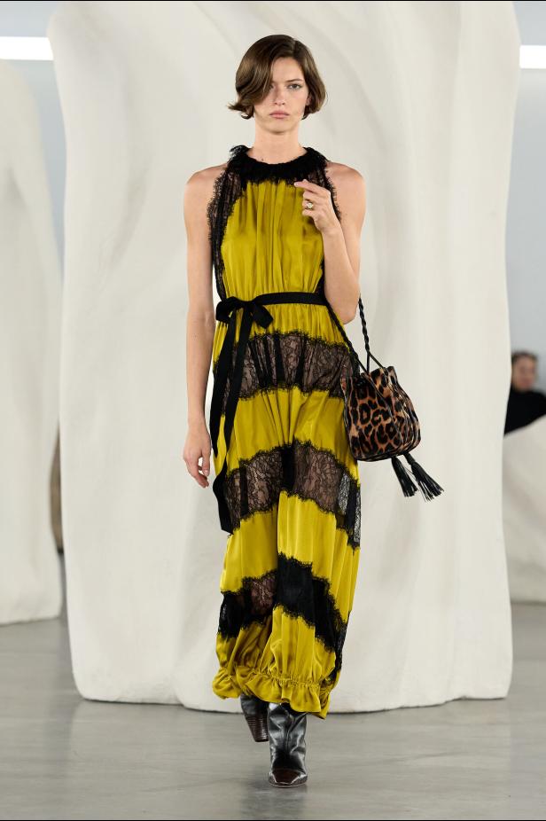 عرض أزياء مجموعة Ulla Johnson لخريف وشتاء 2027