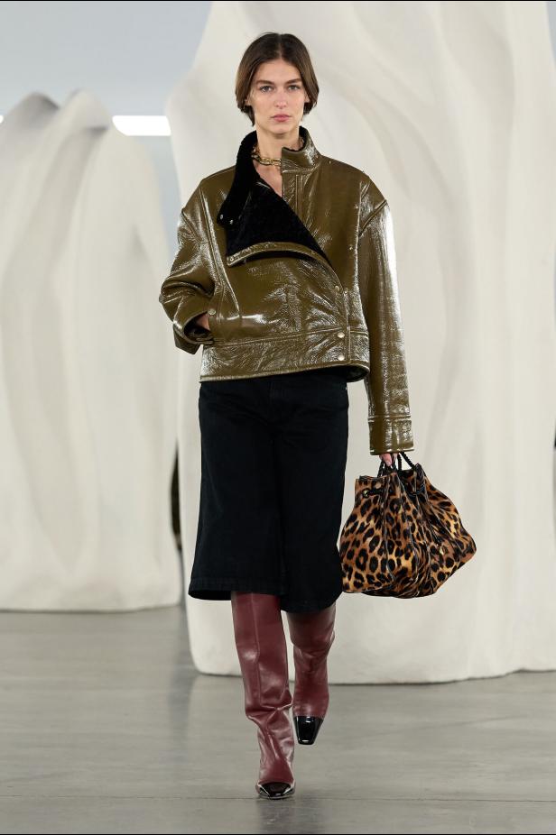 عرض أزياء مجموعة Ulla Johnson لخريف وشتاء 2027