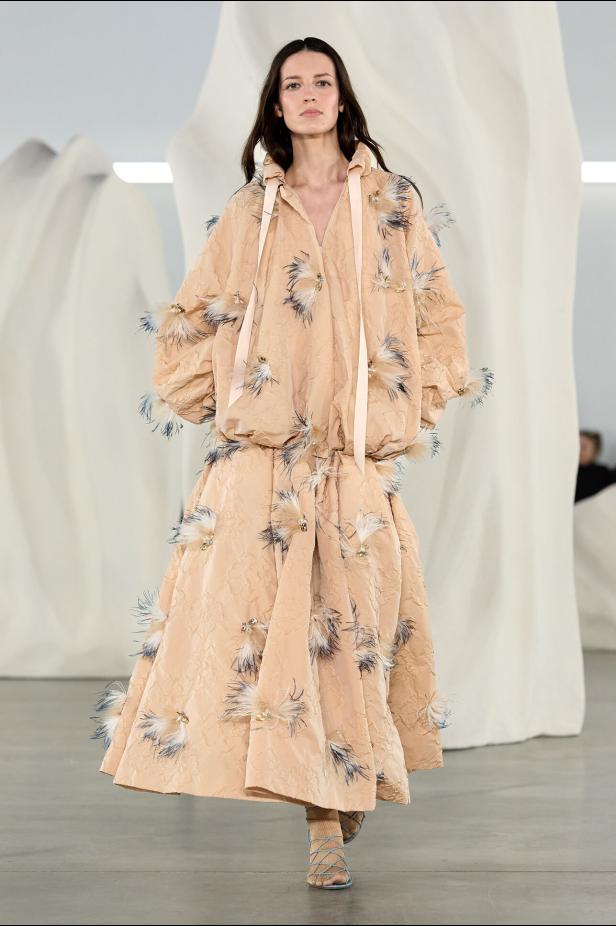 عرض أزياء مجموعة Ulla Johnson لخريف وشتاء 2027