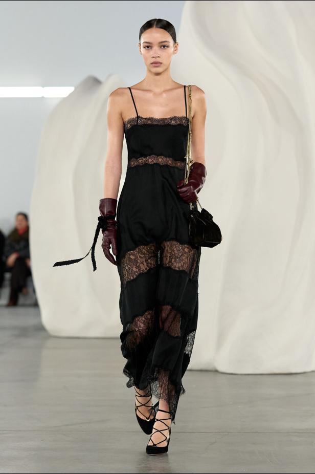 عرض أزياء مجموعة Ulla Johnson لخريف وشتاء 2027