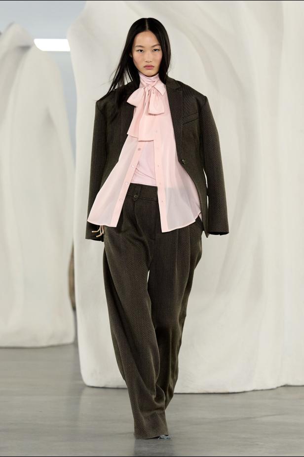 عرض أزياء مجموعة Ulla Johnson لخريف وشتاء 2027