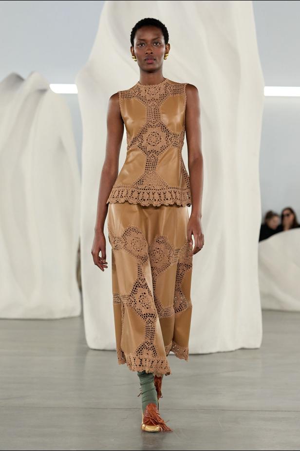 عرض أزياء مجموعة Ulla Johnson لخريف وشتاء 2027