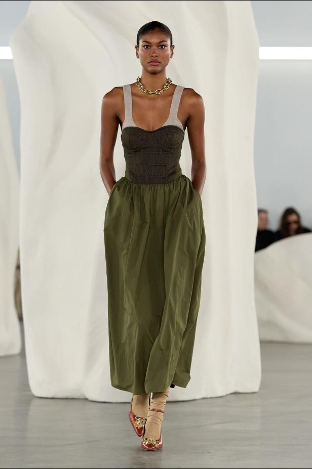 عرض أزياء مجموعة Ulla Johnson لخريف وشتاء 2027