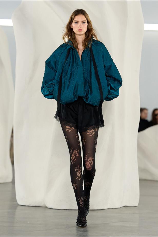 عرض أزياء مجموعة Ulla Johnson لخريف وشتاء 2027