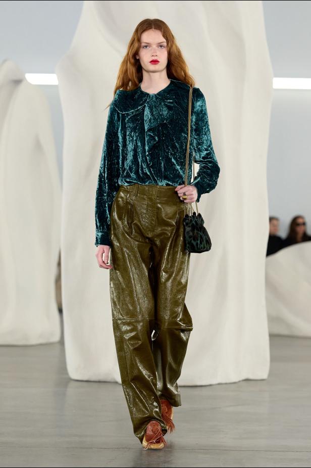 عرض أزياء مجموعة Ulla Johnson لخريف وشتاء 2027