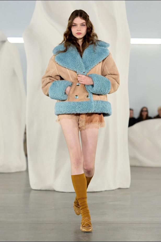 عرض أزياء مجموعة Ulla Johnson لخريف وشتاء 2027