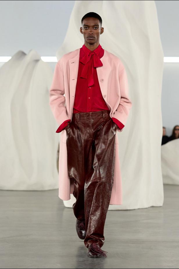 عرض أزياء مجموعة Ulla Johnson لخريف وشتاء 2027