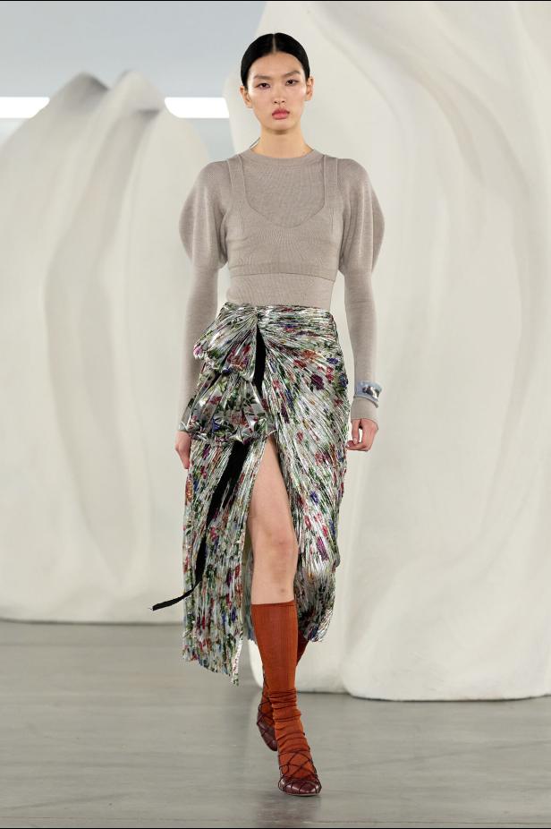 عرض أزياء مجموعة Ulla Johnson لخريف وشتاء 2027