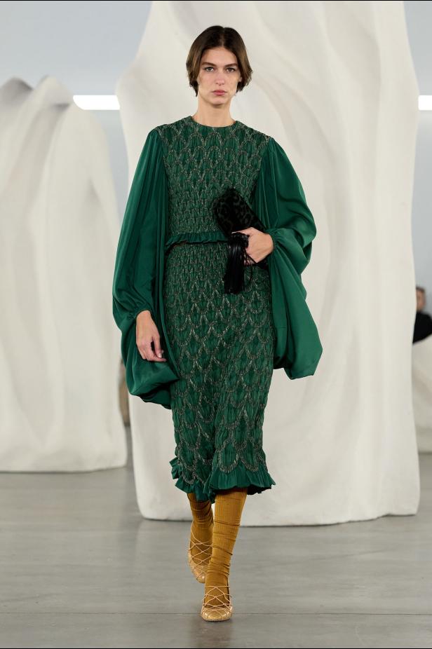 عرض أزياء مجموعة Ulla Johnson لخريف وشتاء 2027