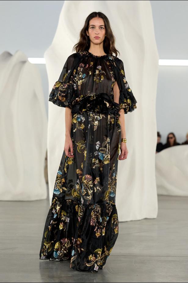 عرض أزياء مجموعة Ulla Johnson لخريف وشتاء 2027