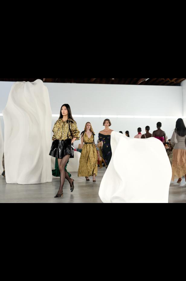 عرض أزياء مجموعة Ulla Johnson لخريف وشتاء 2027