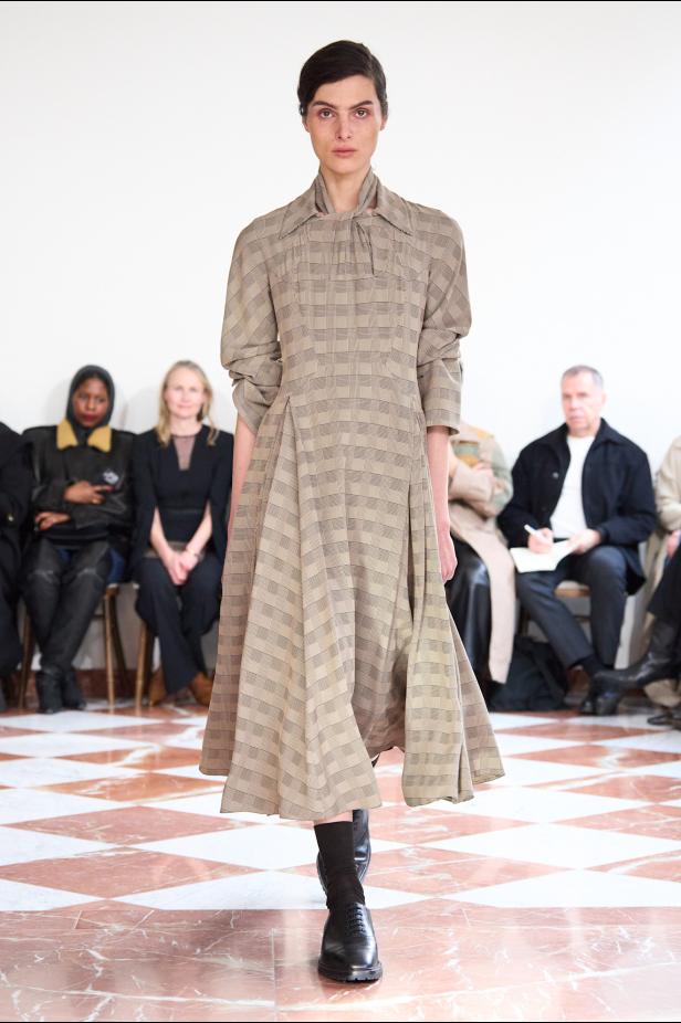 إميليا ويكستيد تُعيد إحياء أسطورة "فانو ميسان" في مجموعة خريف 2026‏