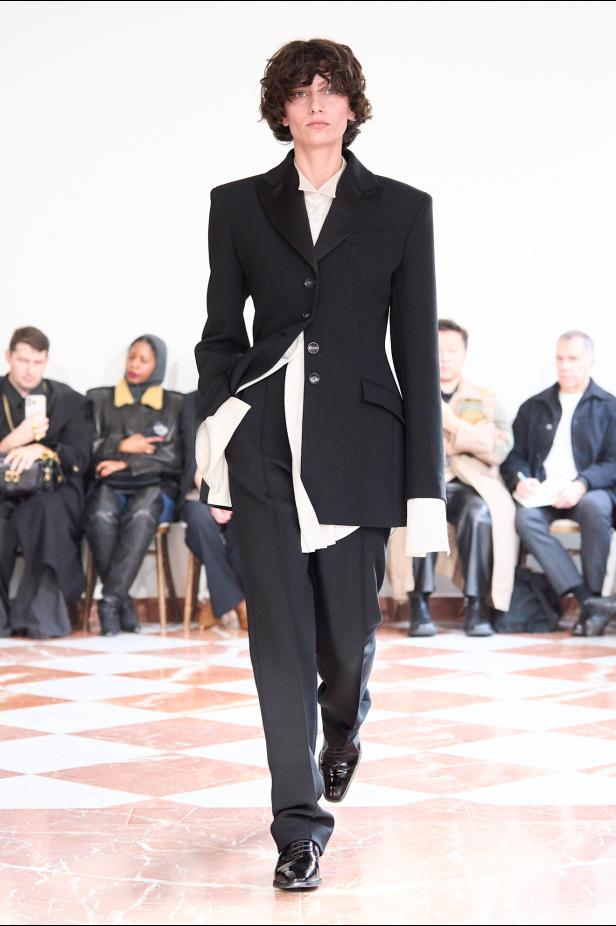 إميليا ويكستيد تُعيد إحياء أسطورة "فانو ميسان" في مجموعة خريف 2026‏