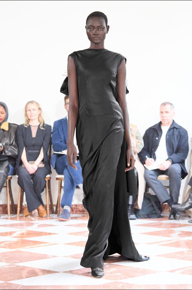 إميليا ويكستيد تُعيد إحياء أسطورة "فانو ميسان" في مجموعة خريف 2026‏