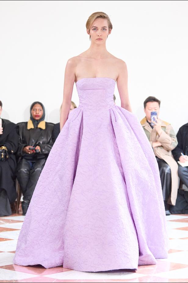 إميليا ويكستيد تُعيد إحياء أسطورة "فانو ميسان" في مجموعة خريف 2026‏