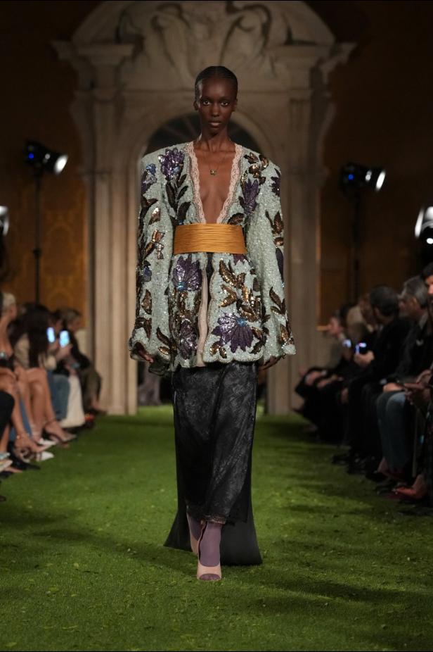 مجموعة فالنتينو ‏Interferenze‏ لخريف 2026... إرث غارافاني يلتقي برؤية ميشيل ‏المعاصرة