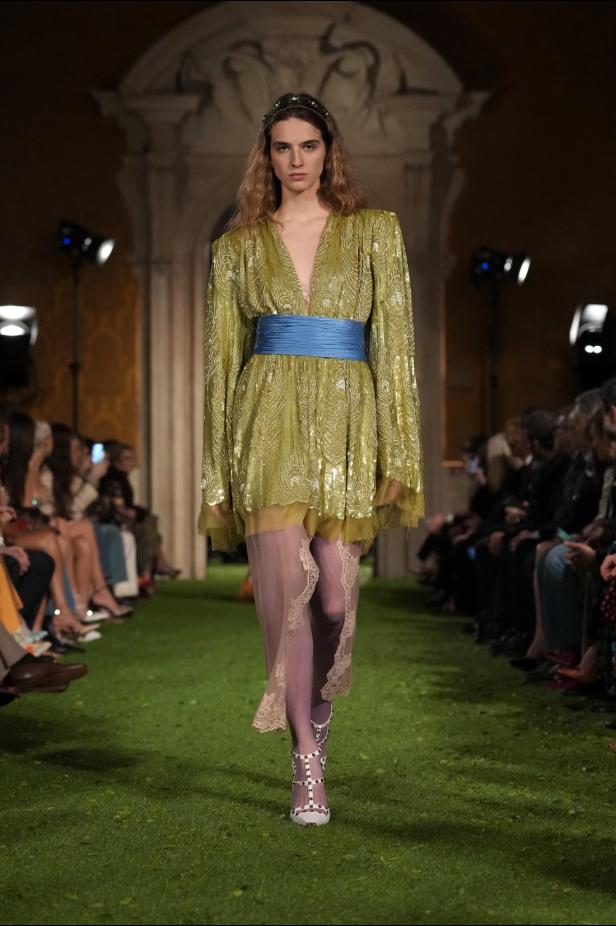 مجموعة فالنتينو ‏Interferenze‏ لخريف 2026... إرث غارافاني يلتقي برؤية ميشيل ‏المعاصرة