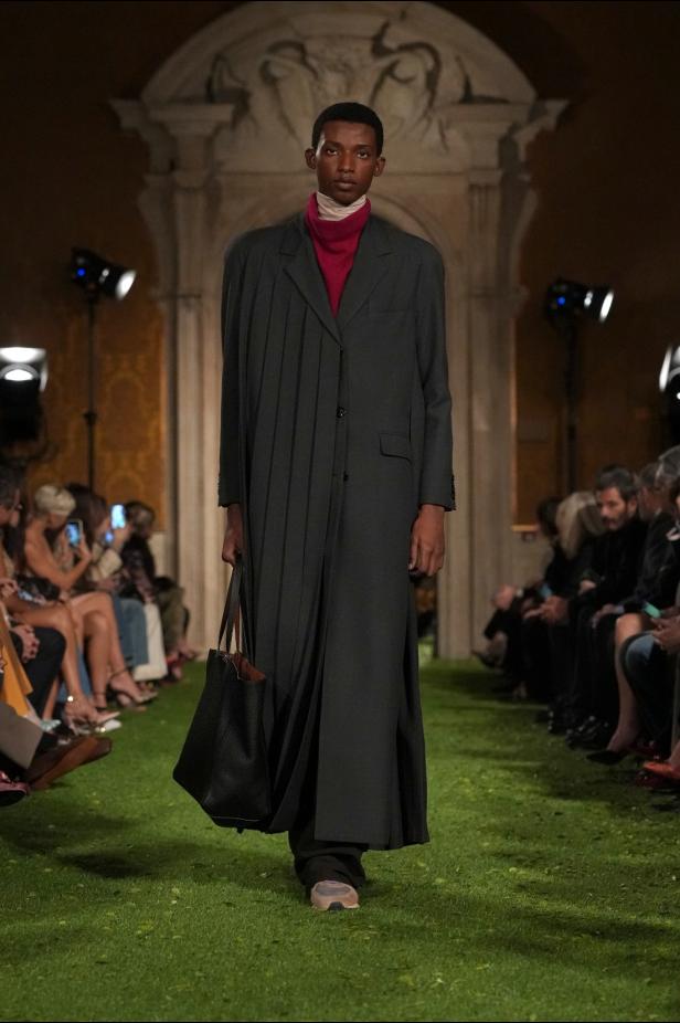 مجموعة فالنتينو ‏Interferenze‏ لخريف 2026... إرث غارافاني يلتقي برؤية ميشيل ‏المعاصرة