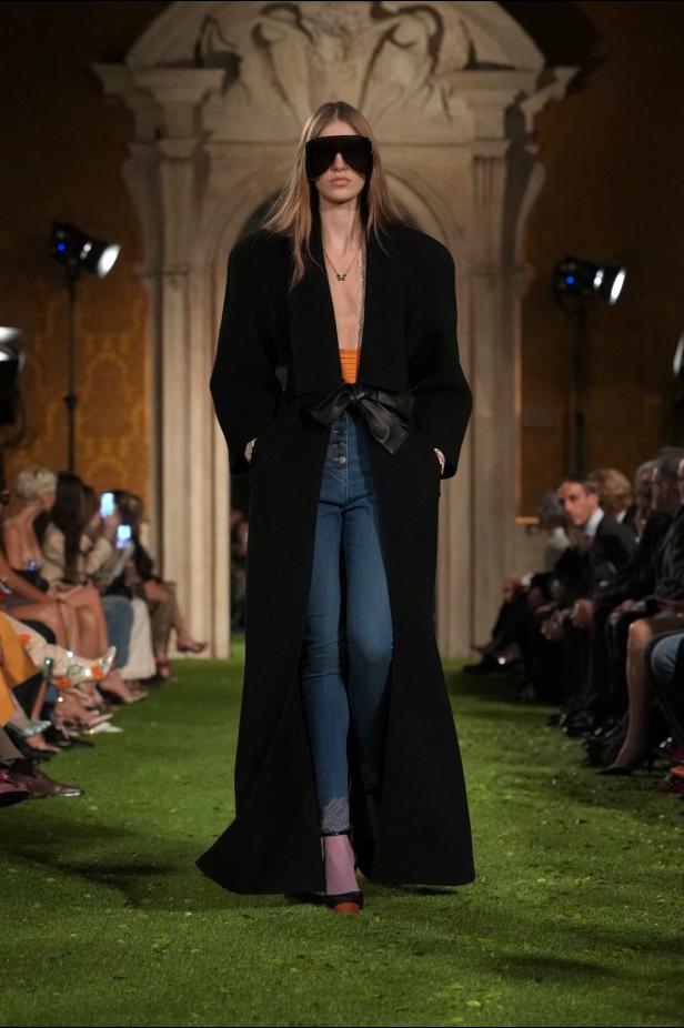 مجموعة فالنتينو ‏Interferenze‏ لخريف 2026... إرث غارافاني يلتقي برؤية ميشيل ‏المعاصرة