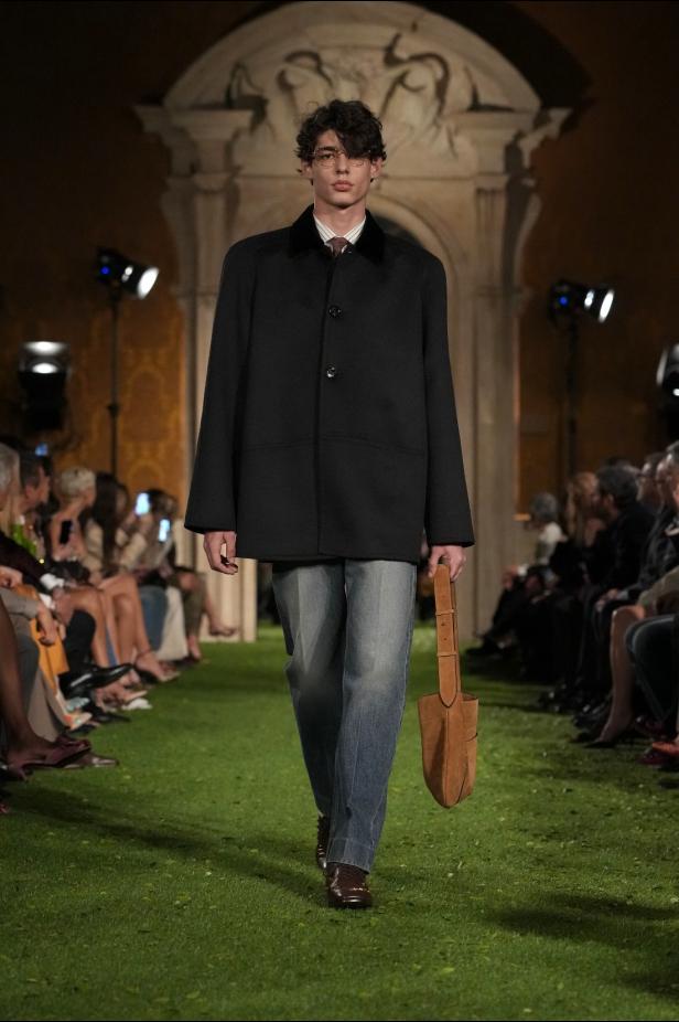 مجموعة فالنتينو ‏Interferenze‏ لخريف 2026... إرث غارافاني يلتقي برؤية ميشيل ‏المعاصرة