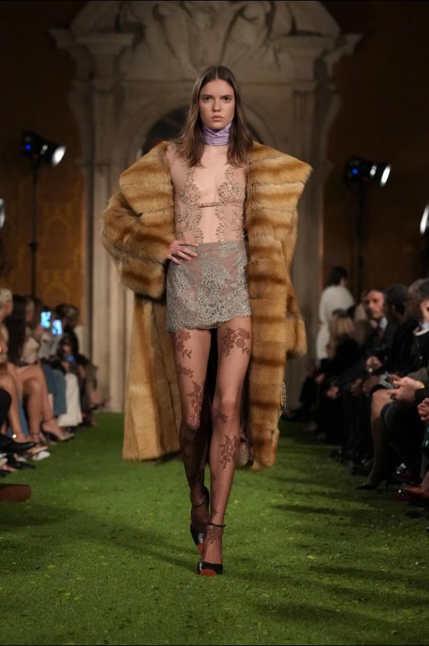 مجموعة فالنتينو ‏Interferenze‏ لخريف 2026... إرث غارافاني يلتقي برؤية ميشيل ‏المعاصرة