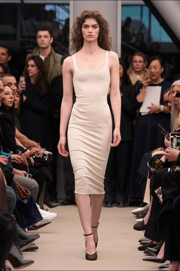 قاموس أناقة Alaïa الخالدة من توقيع بيتر مولييه في مجموعة خريف و شتاء 2026