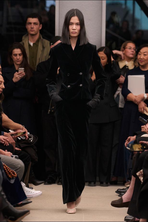 قاموس أناقة Alaïa الخالدة من توقيع بيتر مولييه في مجموعة خريف و شتاء 2026