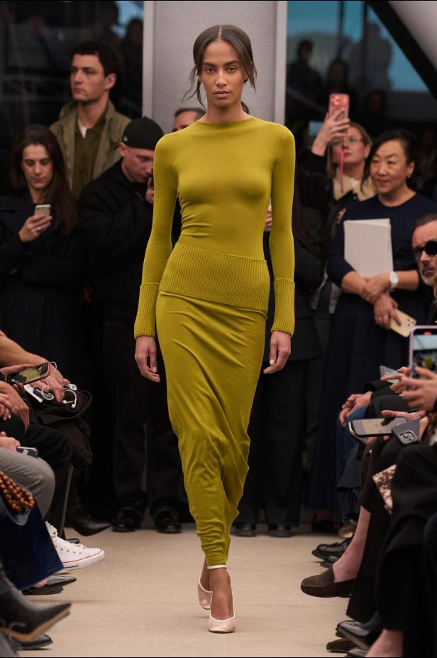 قاموس أناقة Alaïa الخالدة من توقيع بيتر مولييه في مجموعة خريف و شتاء 2026