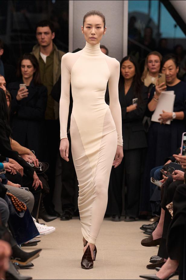 قاموس أناقة Alaïa الخالدة من توقيع بيتر مولييه في مجموعة خريف و شتاء 2026