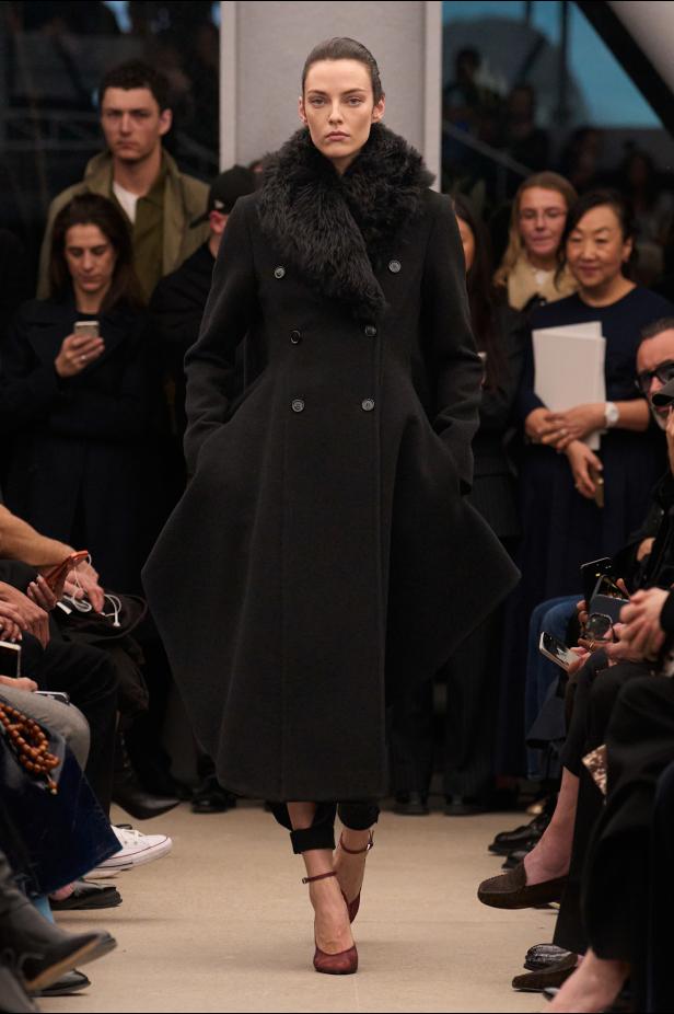 قاموس أناقة Alaïa الخالدة من توقيع بيتر مولييه في مجموعة خريف و شتاء 2026