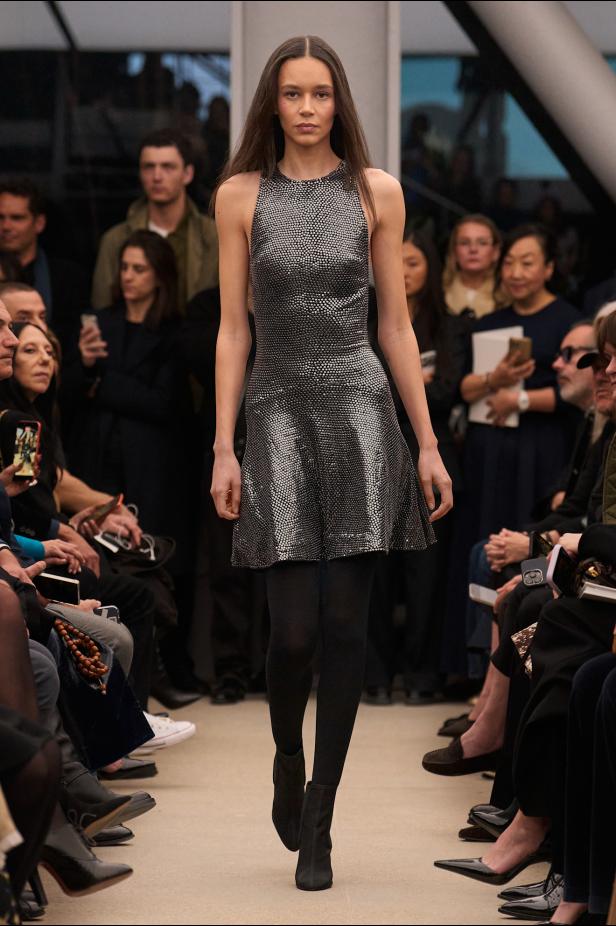 قاموس أناقة Alaïa الخالدة من توقيع بيتر مولييه في مجموعة خريف و شتاء 2026