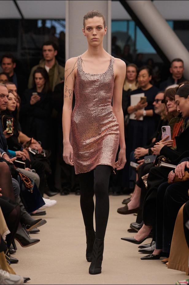 قاموس أناقة Alaïa الخالدة من توقيع بيتر مولييه في مجموعة خريف و شتاء 2026