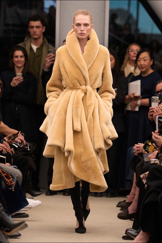 قاموس أناقة Alaïa الخالدة من توقيع بيتر مولييه في مجموعة خريف و شتاء 2026