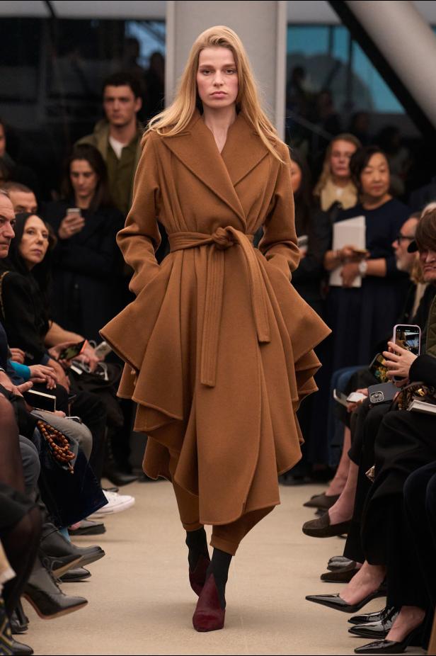 قاموس أناقة Alaïa الخالدة من توقيع بيتر مولييه في مجموعة خريف و شتاء 2026