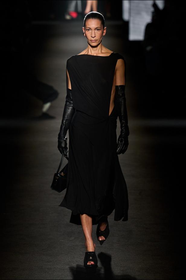 حين يتشكل الضوء داخل الظلال في مجموعة Balenciaga خريف وشتاء 2026 للملابس الجاهزة