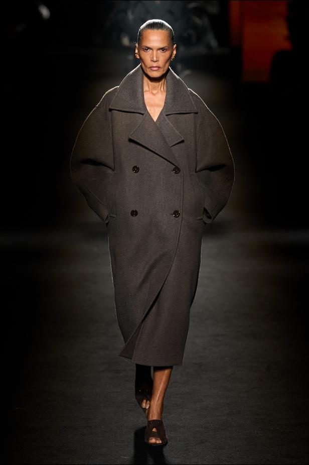 حين يتشكل الضوء داخل الظلال في مجموعة Balenciaga خريف وشتاء 2026 للملابس الجاهزة