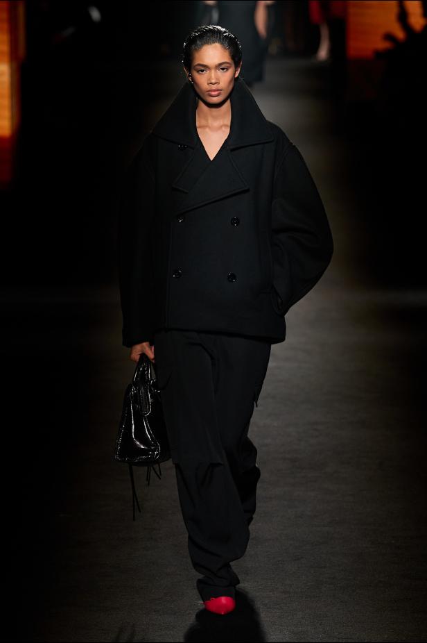 حين يتشكل الضوء داخل الظلال في مجموعة Balenciaga خريف وشتاء 2026 للملابس الجاهزة