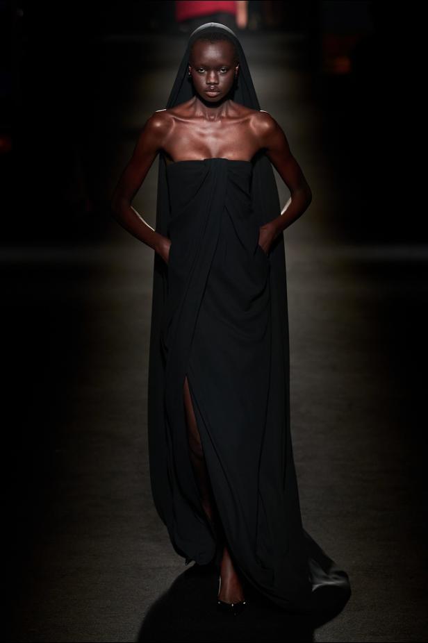 حين يتشكل الضوء داخل الظلال في مجموعة Balenciaga خريف وشتاء 2026 للملابس الجاهزة