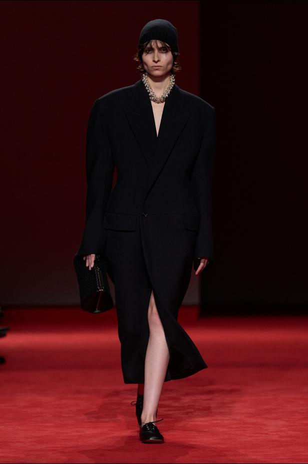 فلسفة الأناقة الميلانية في مجموعة Bottega Veneta للملابس الجاهزة لخريف 2026