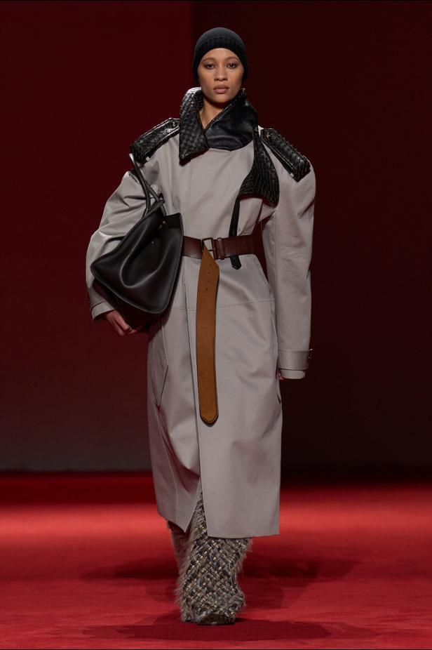 فلسفة الأناقة الميلانية في مجموعة Bottega Veneta للملابس الجاهزة لخريف 2026