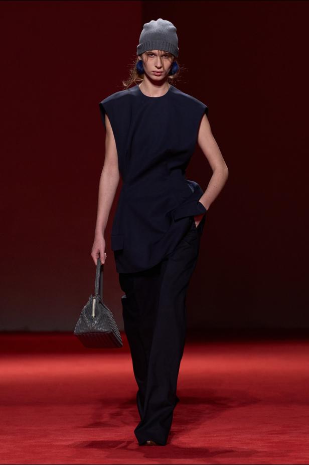 فلسفة الأناقة الميلانية في مجموعة Bottega Veneta للملابس الجاهزة لخريف 2026