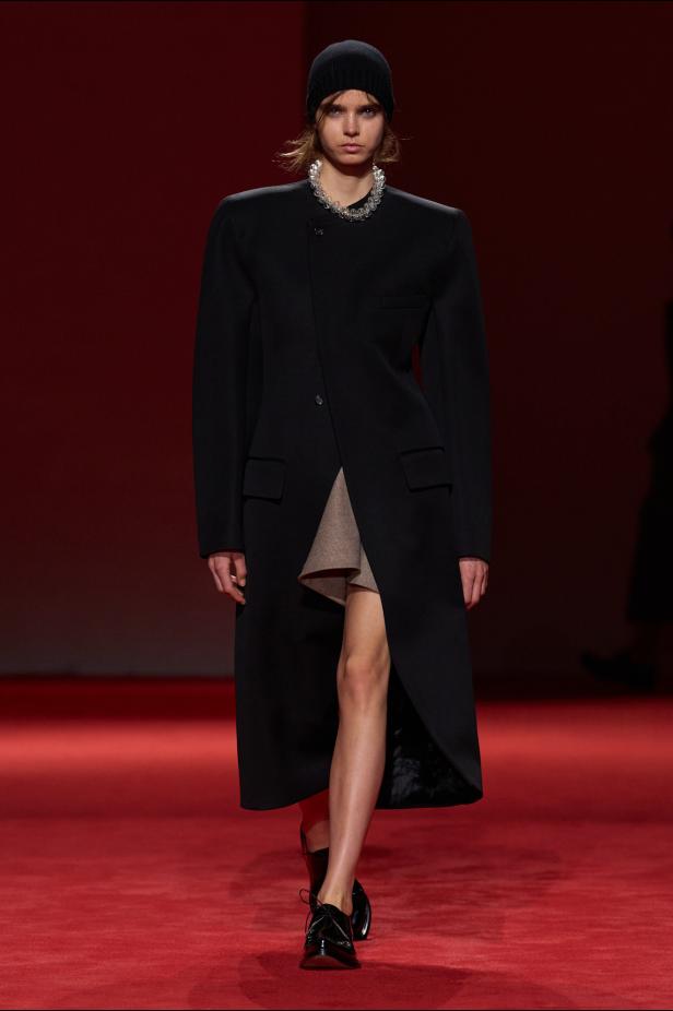 فلسفة الأناقة الميلانية في مجموعة Bottega Veneta للملابس الجاهزة لخريف 2026