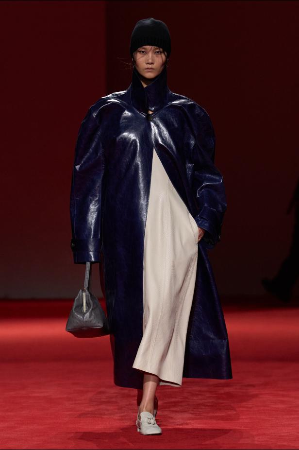 فلسفة الأناقة الميلانية في مجموعة Bottega Veneta للملابس الجاهزة لخريف 2026