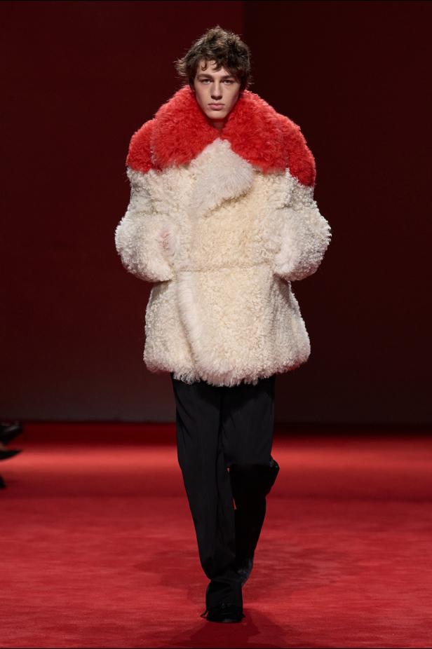 فلسفة الأناقة الميلانية في مجموعة Bottega Veneta للملابس الجاهزة لخريف 2026